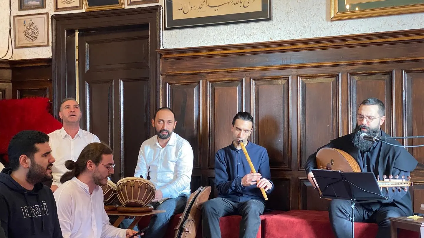 Musicians with kudüm, ney and oud at a Sufi music workshop in the clubhouse (2023)