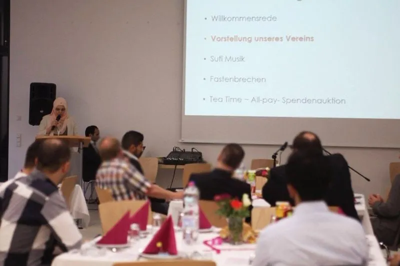 Gäste an festlich gedeckten Tischen bei „Breaking Bread“ 2015