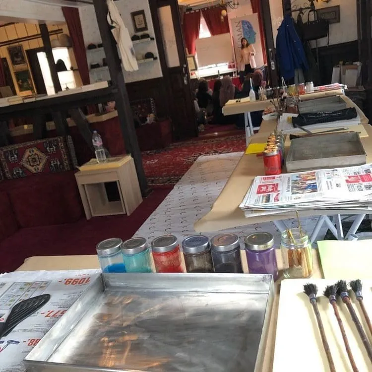 Ebru-Becken, Farben und Pinsel beim Workshop im Vereinshaus (2019)