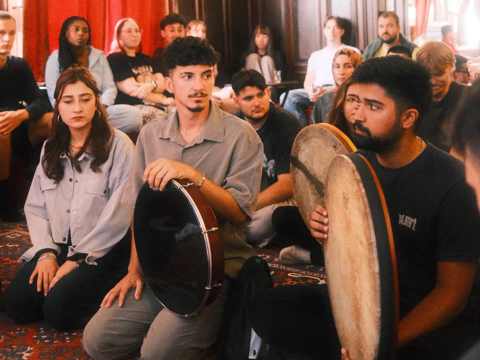 Teilnehmende von Eco Melodies mit Daf (Rahmentrommeln) beim Sufi-Musik-Workshop im Vereinshaus (2026)