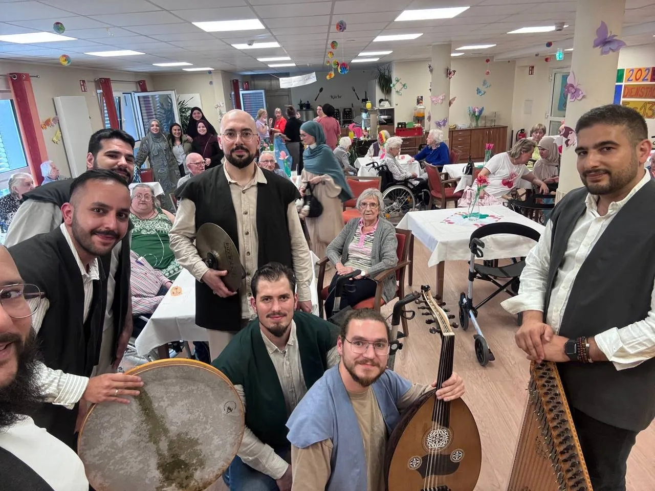 Musiker von Hûman mit Daf und Oud beim Besuch im Seniorenheim Insanto (2025)