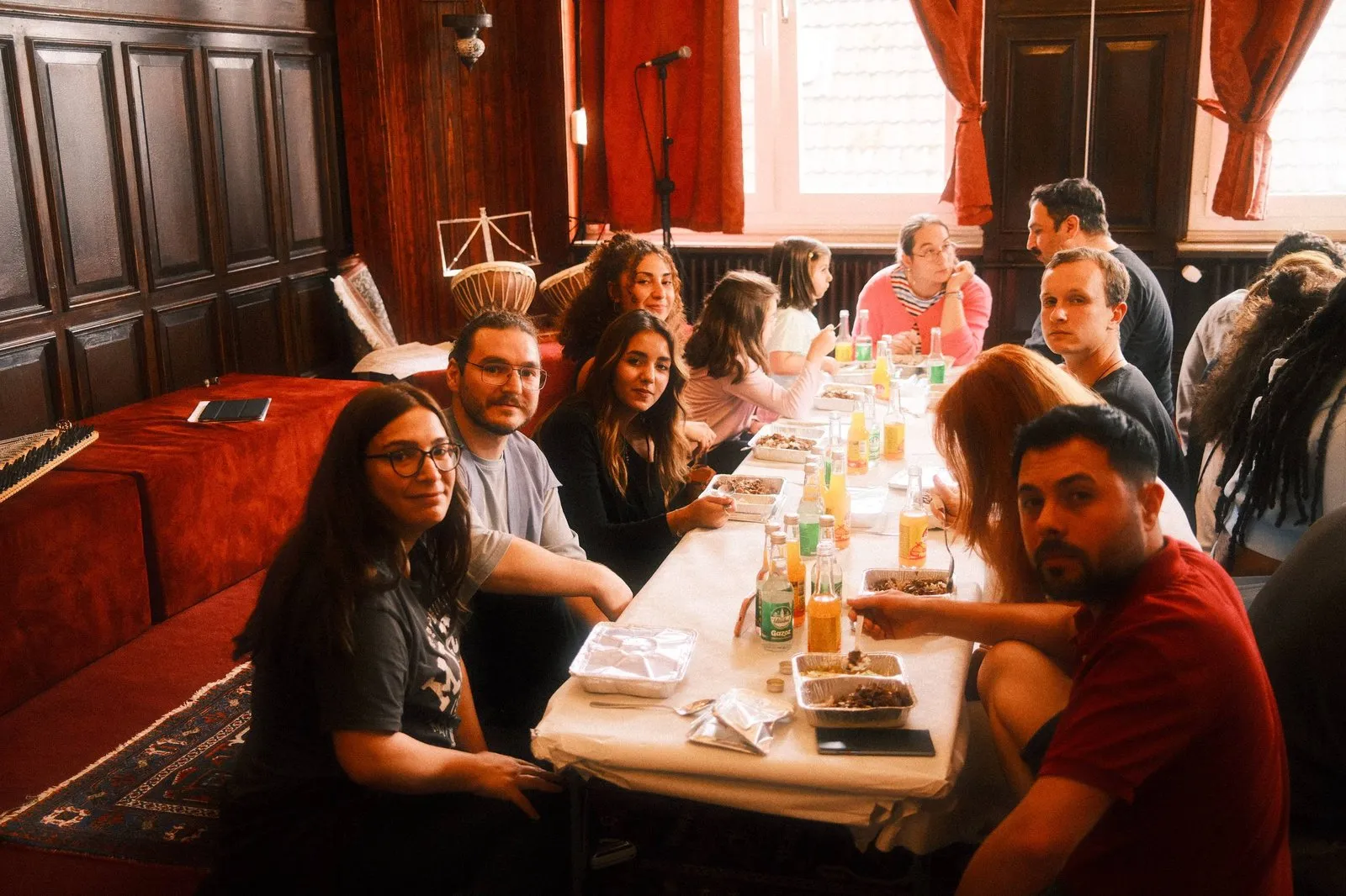 Teilnehmende von Eco Melodies beim gemeinsamen Essen im Vereinshaus (2026)
