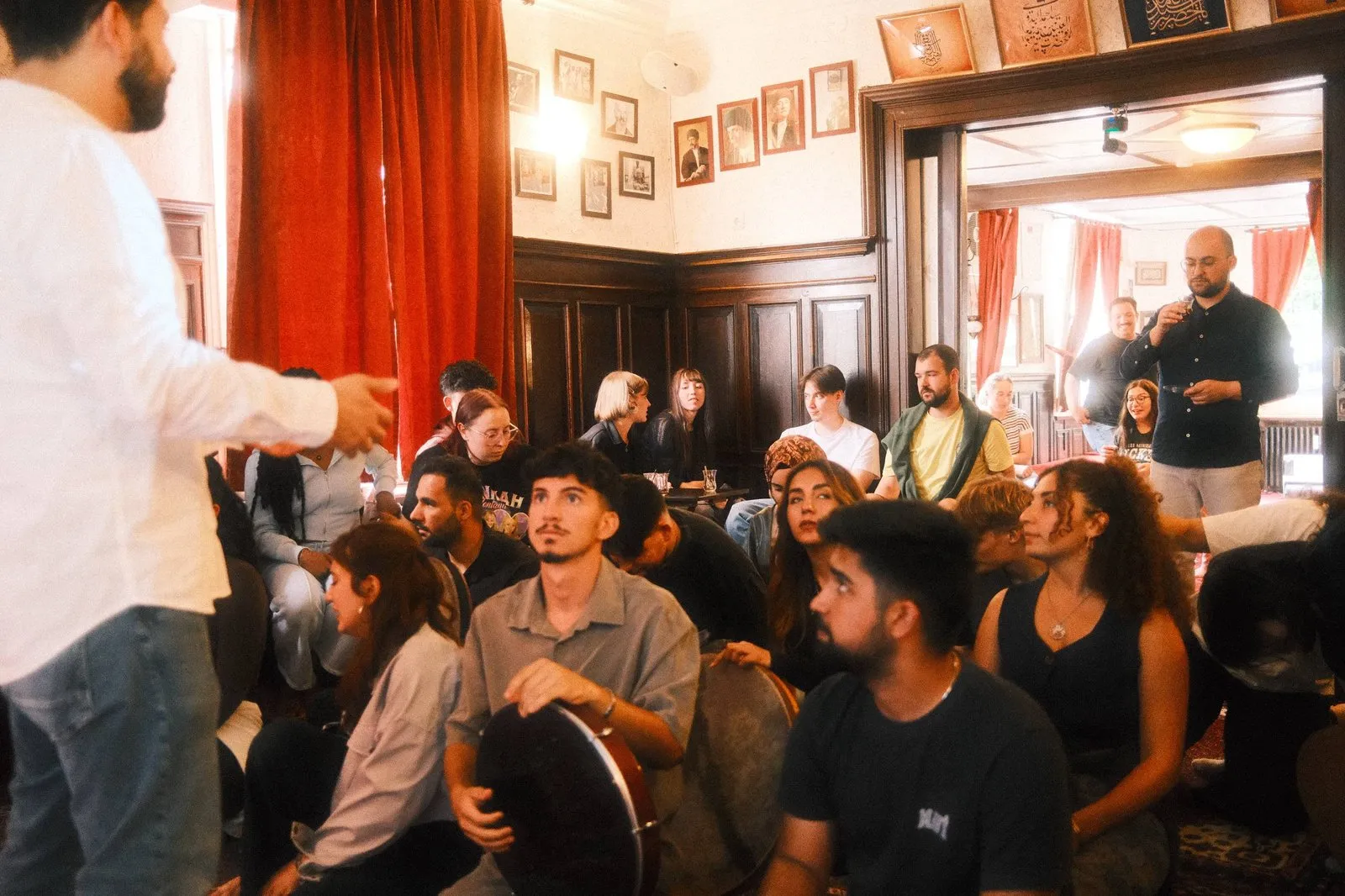Die Eco-Melodies-Gruppe beim Sufi-Musik-Workshop im Saal des Vereinshauses (2026)