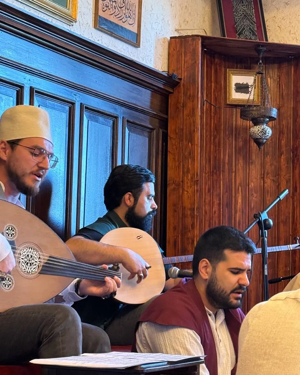 Musiker singen und spielen Oud beim Meşk-Abend im Vereinshaus (Mai 2025)