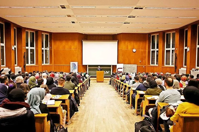 Voll besetzter Hörsaal bei der Konferenz an der Universität zu Köln, 2018
