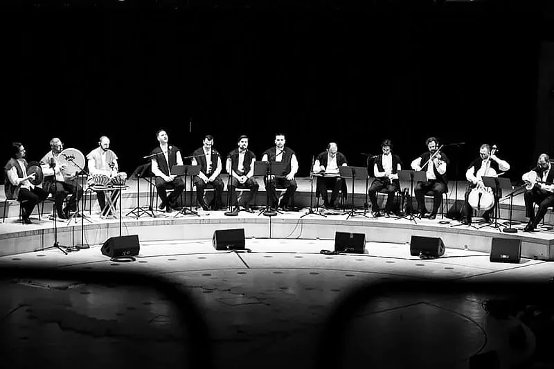 Das Ensemble auf der Bühne der Kölner Philharmonie beim Sufi Devran 2016
