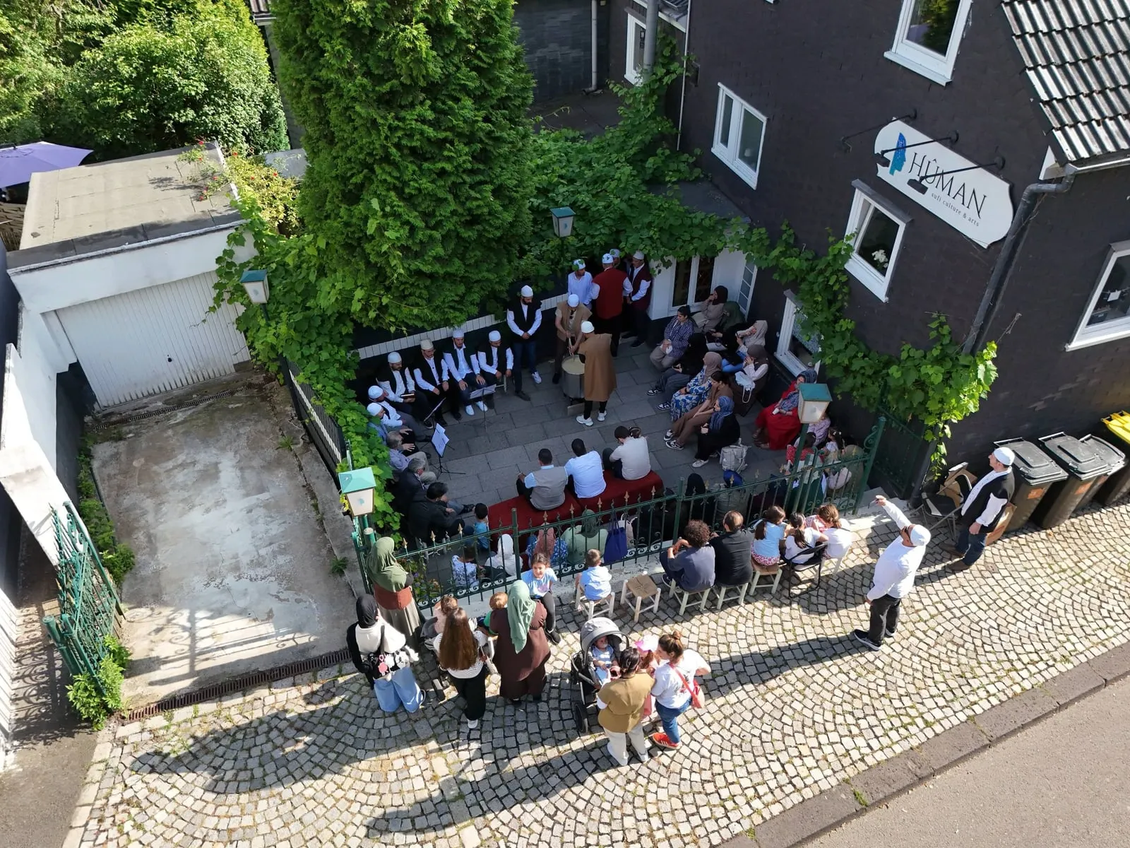 Der Hof des Vereinshauses von oben beim Aşure-Abend 2026